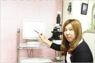 顕微鏡でお口の中の菌を調べます